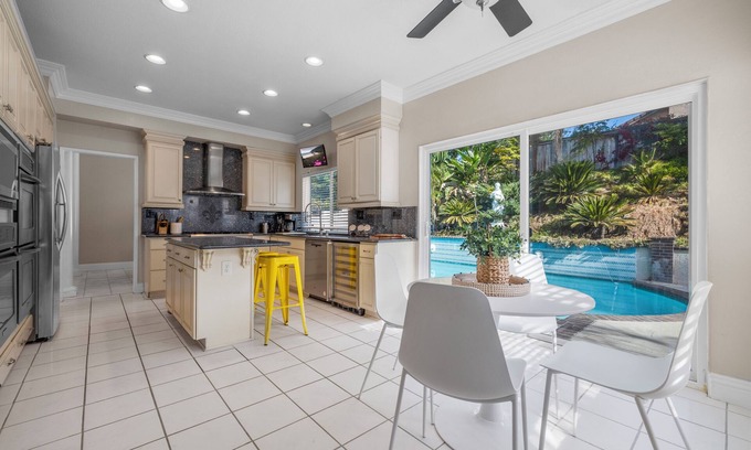 Corona House | Cozy 5-Bedroom Retreat with Pool, Jacuzzi & Game Room nn