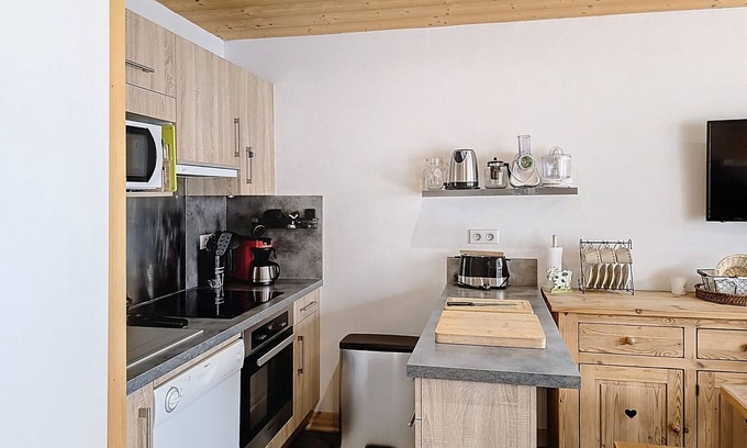 La Toussuire Apartment | Cozy 8-Person Mountain Apartment, Fully Equipped, Central La Toussuire, 50m from Slopes