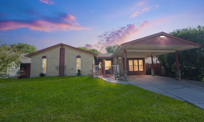 West San Antonio House | Cozy Airman's Retreat, BMT 4 mi to Lackland AFB!