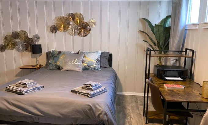 Downtown Baltimore Apartment | Cozy and Modern 1BR Apartment with WiFi and Dogs Welcome