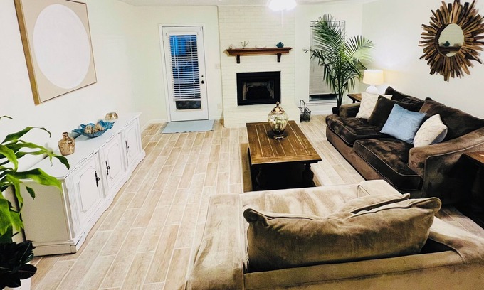 Montgomery House | Cozy and Quiet gettaway with pool, near Historic District and Water Park