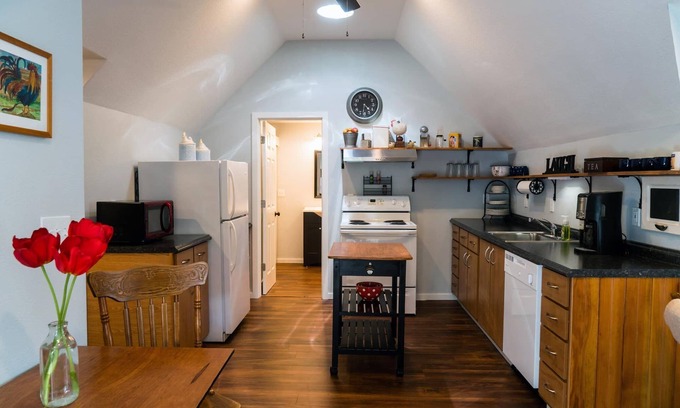 Newberg Apartment | Cozy and spacious new apartment in a historic home in the heart of Newberg