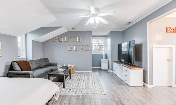 Granger Apartment | Cozy Apartment 15 min to ND - Sleeps 5!