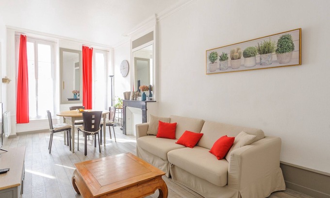 La Rochelle City Centre Apartment | Cozy Apartment for 2 Near Vieux Port and Beach