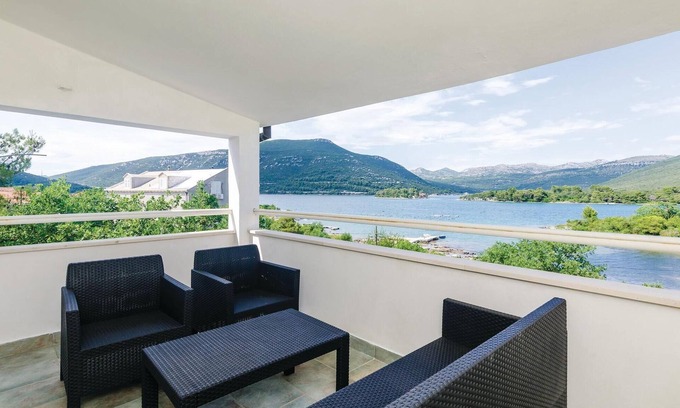 Hodilje Apartment | Cozy apartment in Hodilje with WiFi