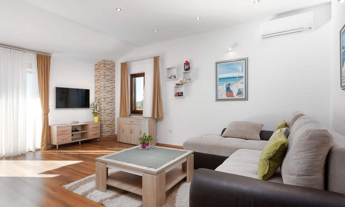 Nova Vas Apartment | Cozy apartment in Porec with WiFi