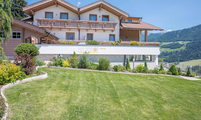 Racines Apartment | Cozy Apartment Maiglöckchen with Mountain View, Wi-Fi, Sauna, Terrace & Balcony; Parking Available