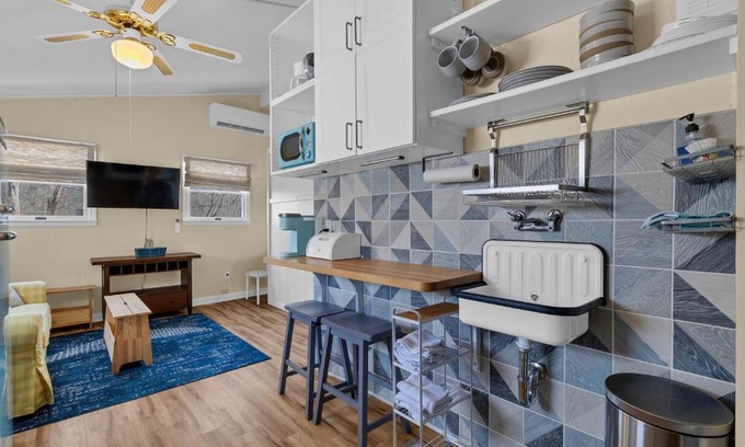 Westbrook Center Apartment | Cozy apartment, private beach & jacuzzi