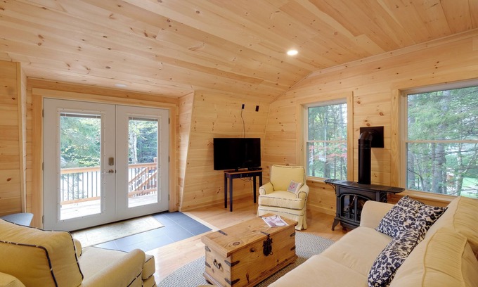 Northeast Harbor Apartment | Cozy Apt w/Deck, ~ 5 Miles to Acadia Nat'l Park!