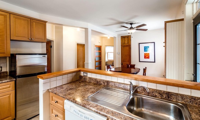 Saint Henri Apartment | Cozy Atwater Canal 2 - NICE 2 BR APARTMENT + HUGE DECK near DOWNTOWN, SUBWAY