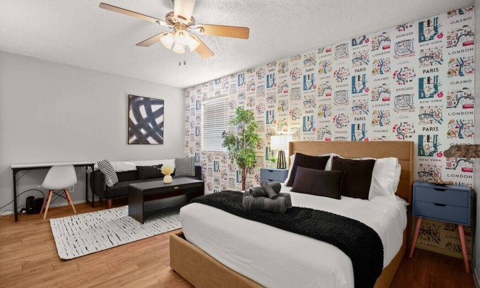 Brentwood Apartment | Cozy ATX Studio!|Easy for 6th, DTX, and More!