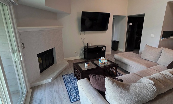 Aurora Condo | Cozy Aurora Condo with 2 Full Bathrooms!