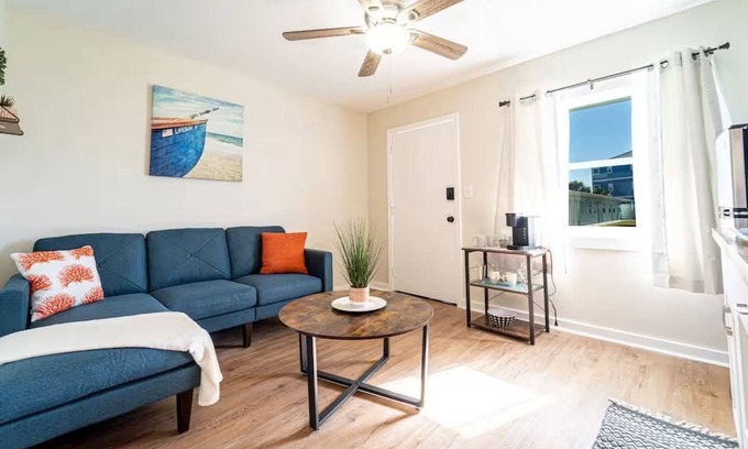 Bahama Beach Apartment | Cozy Beachside 2 bedroom | Pool + Beach