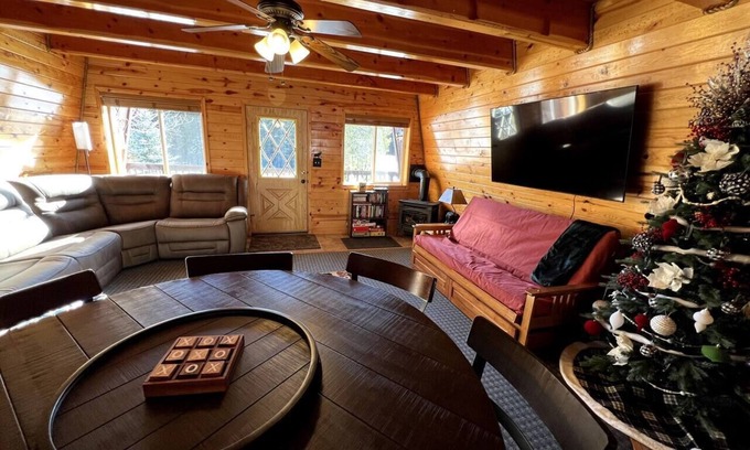 Island Park House | Cozy Bear Cabin Getaway