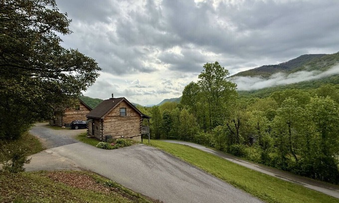 Maggie Valley Cabin | Cozy Bear Log Cabin, View, Wifi, Dogs Allowed