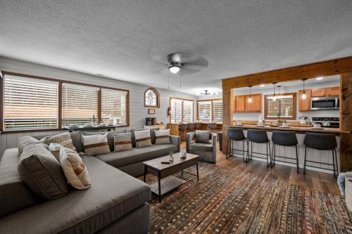 Gatlinburg House | Cozy Blue Cottage with Hot Tub, 5min to Downtwn Gatlinburg