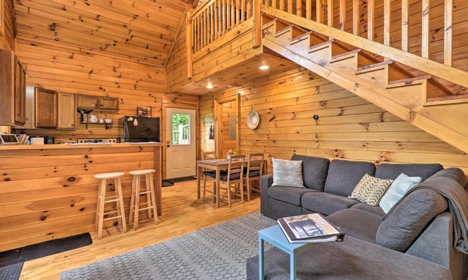 Boone House | Cozy Boone Cabin with Deck Close to Downtown!