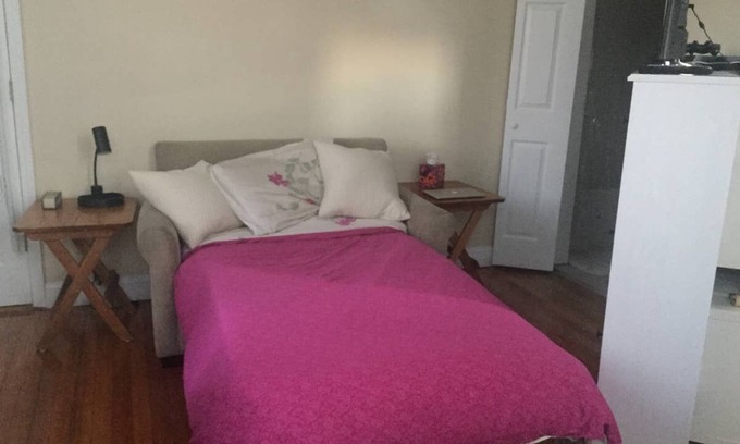 Hyde Park House | Cozy Boston 2bd Apt in a quiet neighborhood walking distance to the T