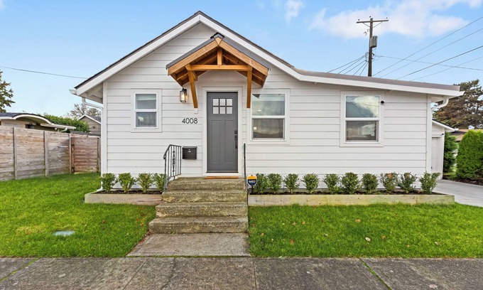 South Tacoma House | Cozy Bungalow Home 2br+1ba - 9 min to Tacoma Dome