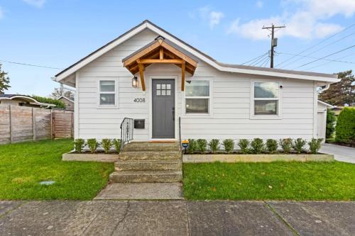 South Tacoma House | Cozy Bungalow Home 2br, 1ba - 9 min to Tacoma Dome