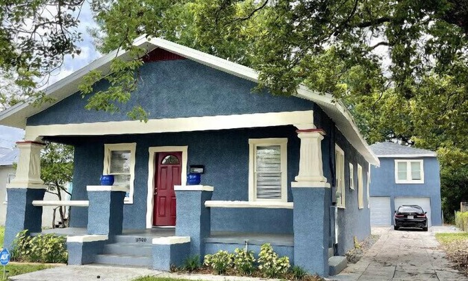 Ybor City House | *Cozy Bungalow* Sleeps 10 - 2 miles to downtown