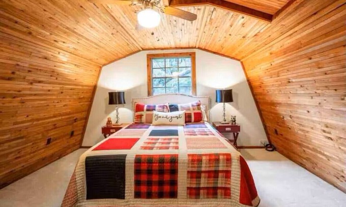 Trinity Cabin | Cozy Cabin 3-Bedroom, Starlink WIFI, wildlife, nearby lake!