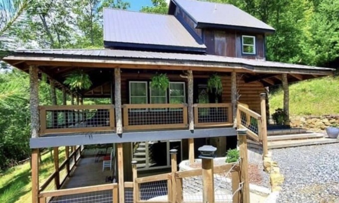 Hot Springs Cabin | Cozy cabin in Hot Springs, minutes away from town!