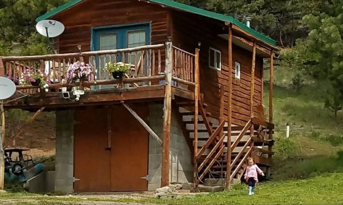 Helena Cabin | Cozy Cabin In The Mountains- Cabin Creek Ranch