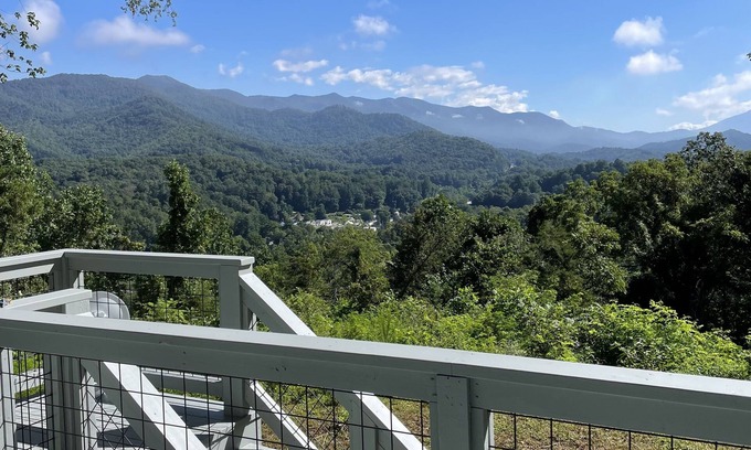 Sylva Cabin | Cozy cabin overlooking Dillsboro and miles of mountains
