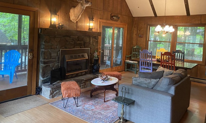 Hamlin House | COZY CABIN-THE HIDEOUT-walk to the amenities