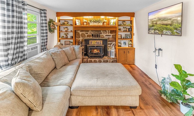 Berkeley Springs Cabin | Cozy Cabin w Fire Pit, Grill, Deck & Walk to Town