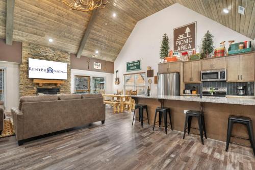 Branson House | Cozy Cabin w Water View-Community Indoor Pool-Connect4-Bunk Room-Free Attraction Tickets