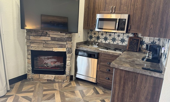 River Ranch Cabin | Cozy cabin with 2 bedrooms and WiFi, AC in soothing River Ranch