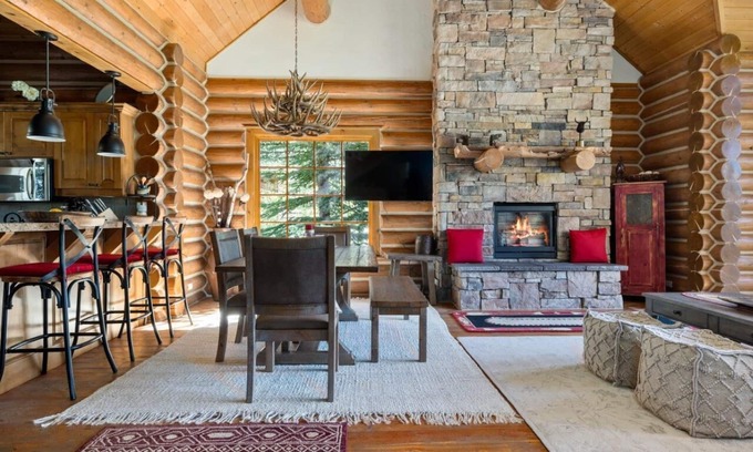 Victor Cabin | Cozy cabin with quiet workspaces and national forest views