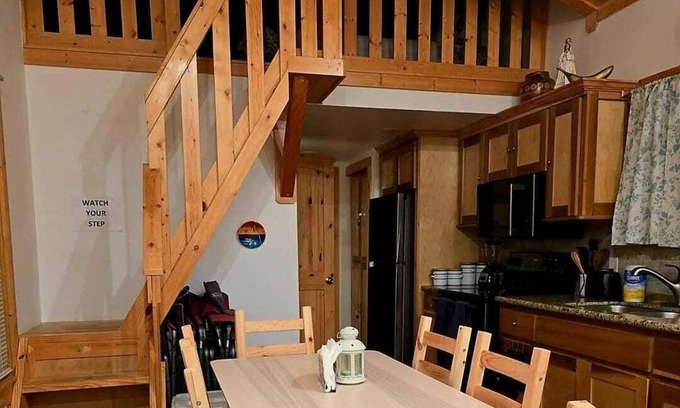 Willis Cabin | Cozy cabin with WiFi and AC in peaceful Willis just a few steps from the lake