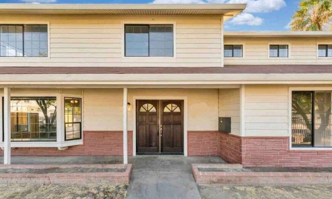 Sacramento Villa | Cozy Californian retreat in 7 bedroom villa on 1 acre private lot