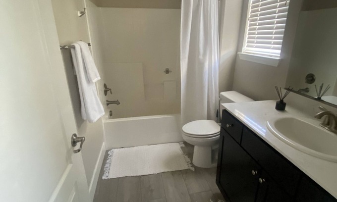 Sparks House | Cozy Casita located in Sparks