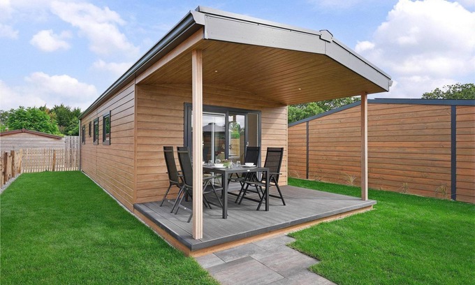Ouddorp House | Cozy chalet with a veranda and spacious garden, close to the beach and dunes.