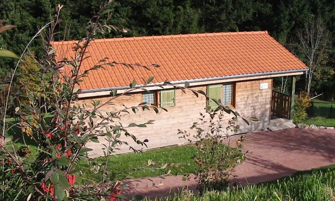 Les Noes Cottage | Cozy chalet with private terrace, pets allowed