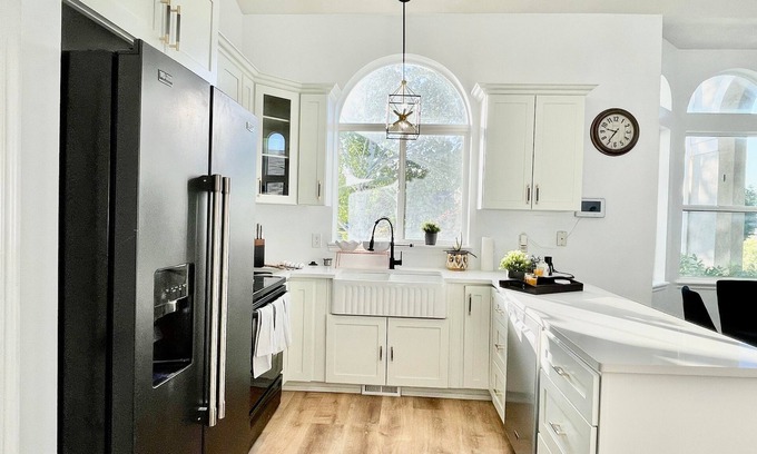Herriman House | Cozy & Charming entire house, Fenced Yard, Pet friendly.
