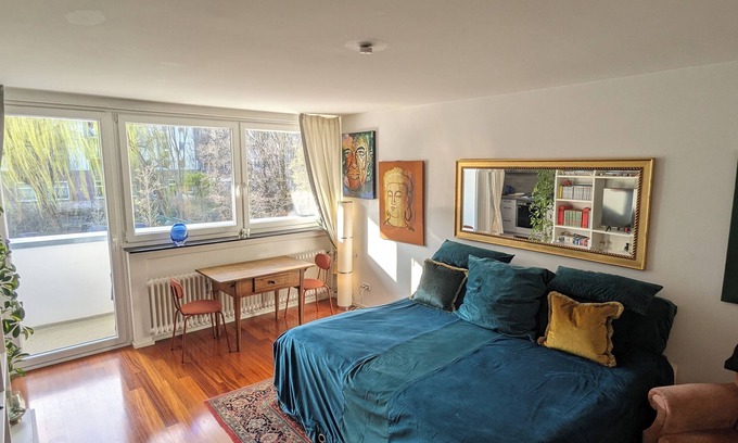 Wilmersdorf Apartment | Cozy city apartment in Charlottenburg - balcony and green view