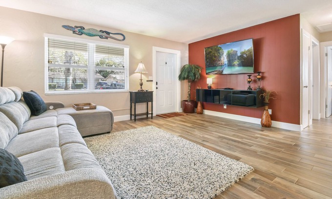 Walsingham House | Cozy clean 2/2 close to the beaches + lanai + firepit + private fenced yard