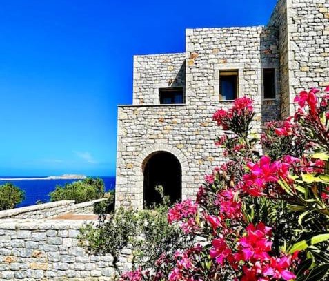 Omales Villa | Cozy Cliff Tower w/Breathtaking Sea Views
