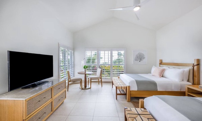 Islamorada Hotel | Cozy Coastal Haven for Relaxation! With Pools and Water Sports Onsite!
