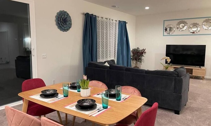 Riverside House | Cozy Comfortable 6-Bdr Family Retreat near UCR NOS