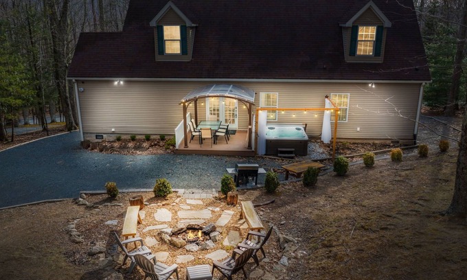 Beech Mountain House | Cozy & Comfy Mountain Home, Hot Tub & Tranquility