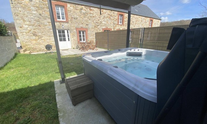 Saussemesnil Cottage | Cozy Cotentin Retreat: Spa, Countryside, Pet-Friendly, Sleeps 4