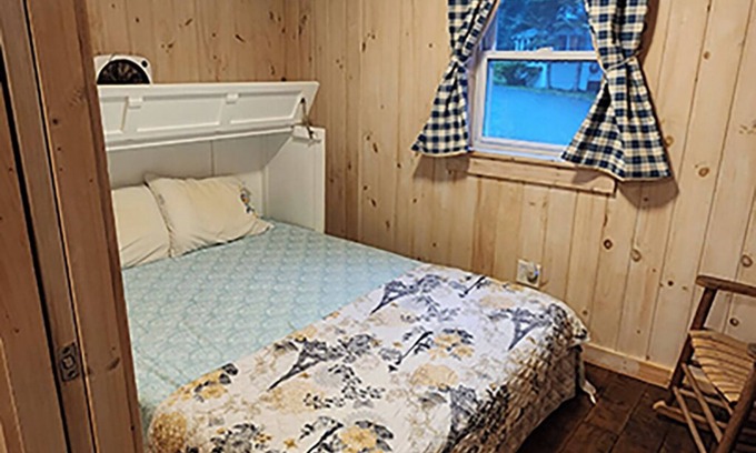 Barton Cottage | Cozy Cottage, Dog Friendly, Full Kitchen, Close to Beach, on Site Waterfall