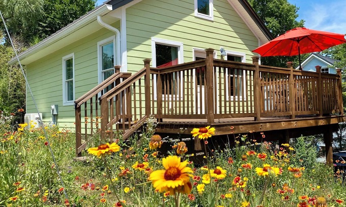 Bolivar Cottage | Cozy Cottage. Great hikes nearby, & walking distance to historic Harpers Ferry.