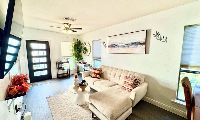 Gonzales House | 🏡Cozy Cottage Home located in the heart of Gonzales !